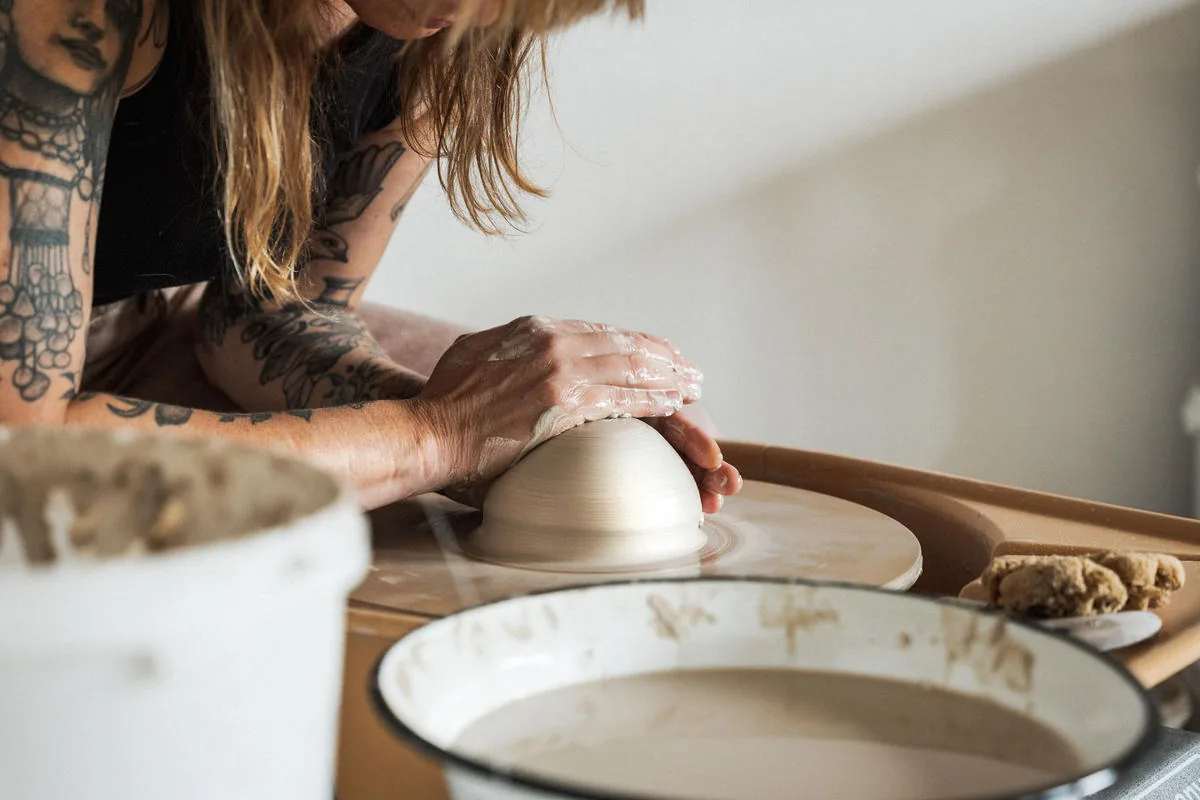 Hände formen eine Schale an der Drehscheibe im NÜKO-Atelier